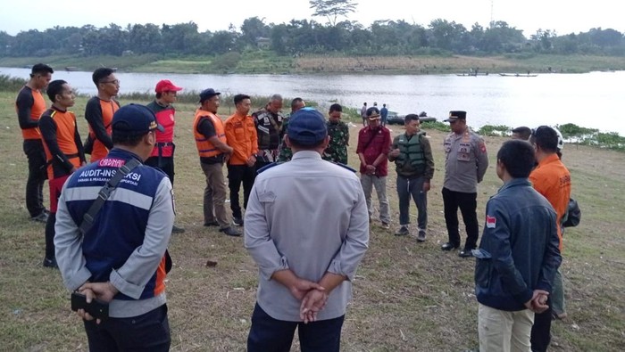 Momen proses pencarian bocah tenggelam di Sungai Citarum