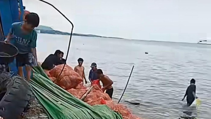 Muatan truk berhamburan usai terperosok di jalan sekitar Pelabuhan Nusantara Parepare.