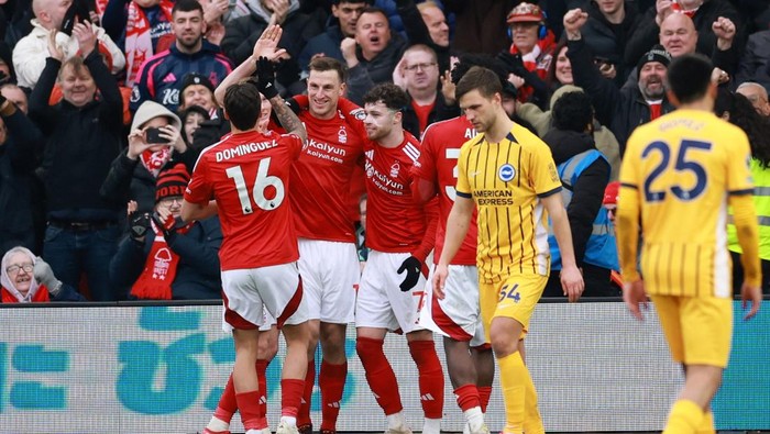 Soccer Football - Premier League - Nottingham Forest v Brighton & Hove Albion - The City Ground, Nottingham, Britain - February 1, 2025 Nottingham Forests Chris Wood celebrates scoring their fifth goal to complete a hat-trick with teammates Action Images via Reuters/Andrew Boyers EDITORIAL USE ONLY. NO USE WITH UNAUTHORIZED AUDIO, VIDEO, DATA, FIXTURE LISTS, CLUB/LEAGUE LOGOS OR LIVE SERVICES. ONLINE IN-MATCH USE LIMITED TO 120 IMAGES, NO VIDEO EMULATION. NO USE IN BETTING, GAMES OR SINGLE CLUB/LEAGUE/PLAYER PUBLICATIONS. PLEASE CONTACT YOUR ACCOUNT REPRESENTATIVE FOR FURTHER DETAILS..