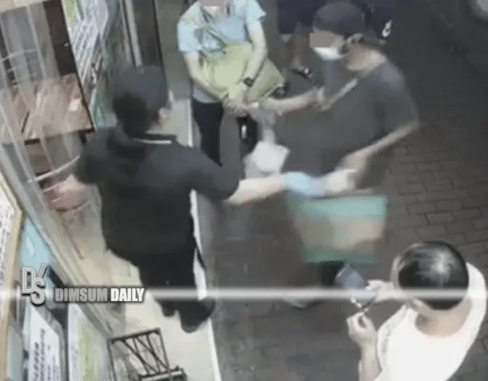 Ojol Buang Makanan Pelanggan di Depan Restoran Gegara Hal Ini