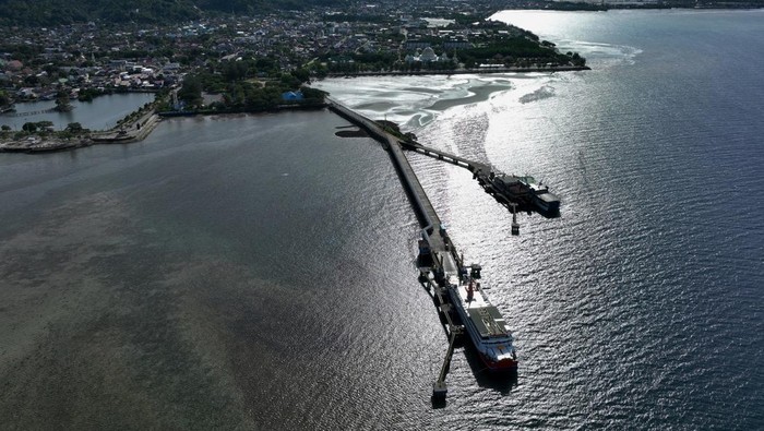 Pelabuhan kapal ferry antar provinsi di Kolaka Foto udara dua unit kapal ferry beraktivitas bongkar muat di penyeberangan kapal ferry di Kabupaten Kolaka, Sulawesi Tenggara, Jumat (31/1/2025). Penyeberangan kapal ferry dari Bajoe Sulawesi Selatan ke Kolaka Sulawesi Tenggara menjadi transportasi paling cepat untuk mengangkut penumpang, kendaraan maupun barang jika dibandingkan menyusuri pesisir Teluk Sulawesi yang bisa berhari-hari. ANTARA FOTO/Jojon/foc.