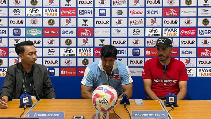 Pelatih Madura United, Angel Alfredo Vera, memberikan keterangan selepas laga melawan Persis Solo.