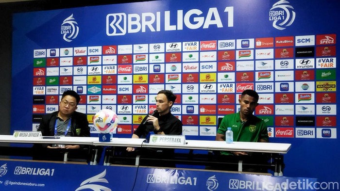 Pelatih Persebaya, Paul Munster, memberikan keterangan usai pertandingan melawan Persita Tangerang.