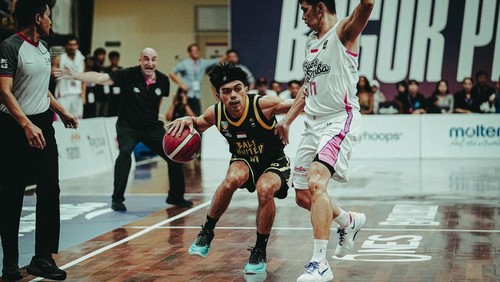 Pemain Bali United Basketball, Irvine Kurniawan (kiri) ditempel ketat oleh pemain Rans Simba Bogor, Mei Joni dalam lanjutan IBL 2025 di GOR IPB Bogor, Minggu (26/1/2025). (Foto: Istimewa)