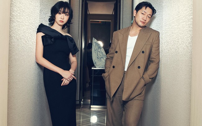 Semakin menegangkan. Disney+ Hotstar akan menayangkan drama Korea Nine Puzzles yang memperlihatkan Son Sukku dan Kim Da Mi sebagai profiler kriminal, mencurigai satu sama lain telah membunuh keluarga Kim Da Mi. Foto: dok. Twitter @DisneyPlusID