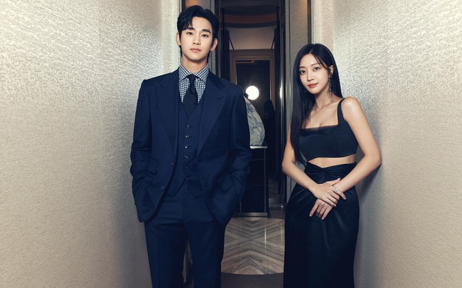 Knock Off menampilkan aktor Korea dengan bayaran termahal, Kim Soo Hyun sebagai raja barang branded KW. Dia berhadapan dengan mantan pacarnya yang bertugas mengawasi peredaran barang KW. Foto: dok. Twitter @DisneyPlusID