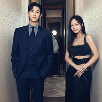 Knock Off menampilkan aktor Korea dengan bayaran termahal, Kim Soo Hyun sebagai raja barang branded KW. Dia berhadapan dengan mantan pacarnya yang bertugas mengawasi peredaran barang KW. Foto: dok. Twitter @DisneyPlusID