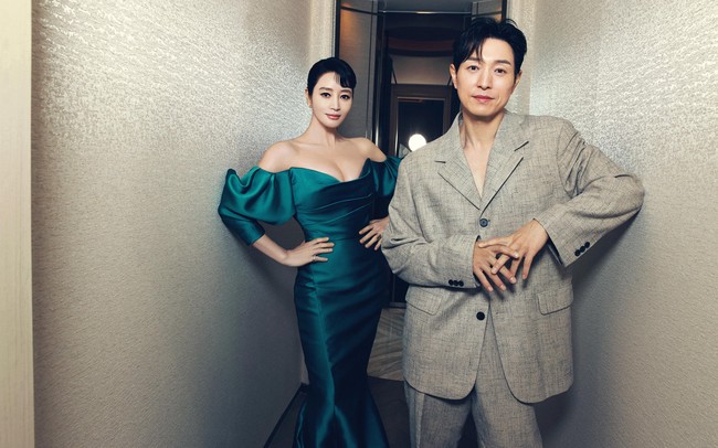 Selanjutnya ada Kim Hye Soo dan Jung Sung Il yang membintangi drama Korea Unmasked, tayang mulai 15 Januari 2025. Penonton diajak mengikuti kisah keduanya menyelidiki kasus yang tidak dapat dipecahkan polisi lewat program investigasi. Foto: dok. Twitter @DisneyPlusID