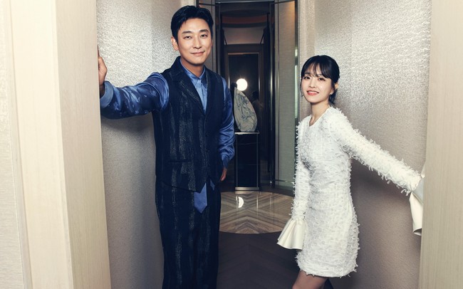 Ju Ji Hoon dan Park Bo Young dipertemukan dalam drama Korea Disney+ Hotstar Light Shop yang lebih dulu tayang pada 4 Desember 2024. Drama bergenre horor-misteri ini mengikuti kisah pemilik toko lampu yang didatangi arwah orang mati. Foto: dok. Twitter @DisneyPlusID