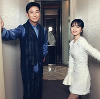 Ju Ji Hoon dan Park Bo Young dipertemukan dalam drama Korea Disney+ Hotstar Light Shop yang lebih dulu tayang pada 4 Desember 2024. Drama bergenre horor-misteri ini mengikuti kisah pemilik toko lampu yang didatangi arwah orang mati. Foto: dok. Twitter @DisneyPlusID