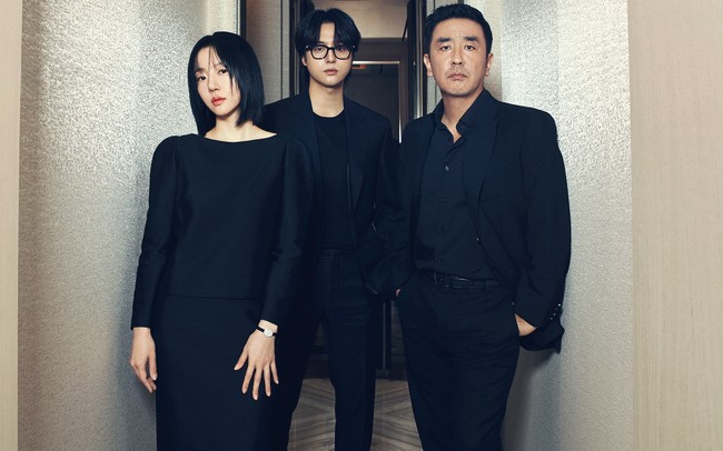 Penggemar juga dapat menantikan drama Korea Disney+ Hotstar hasil adaptasi webtoon yang dibintangi Ryu Seung Ryong, Yang Se Jong, dan Lim Soo Jung. Low Life mengikuti kisah seorang pria dan keponakan laki-lakinya yang menerima tugas untuk menyelamatkan harta karun dari kapal yang tenggelam di perairan Jeolla Selatan. Foto: dok. Twitter @DisneyPlusID