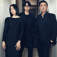 Penggemar juga dapat menantikan drama Korea Disney+ Hotstar hasil adaptasi webtoon yang dibintangi Ryu Seung Ryong, Yang Se Jong, dan Lim Soo Jung. Low Life mengikuti kisah seorang pria dan keponakan laki-lakinya yang menerima tugas untuk menyelamatkan harta karun dari kapal yang tenggelam di perairan Jeolla Selatan. Foto: dok. Twitter @DisneyPlusID