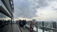 Traveler harus tahu nih, di Perpustakaan Nasional kita bisa menikmati Kota Jakarta dari lantainya teratasnya lho.