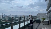 Kamu bisa naik ke lantai 24 gedung dan berjalan menuju balkonnya.