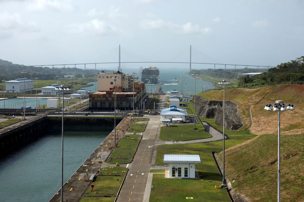 Pemandangan umum menunjukkan kapal kontainer kargo melintasi Agua Clara Locks di Terusan Panama, di pinggiran Kota Panama, Panama, 11 April 2024. (REUTERS/Aris Martinez/Foto File)
