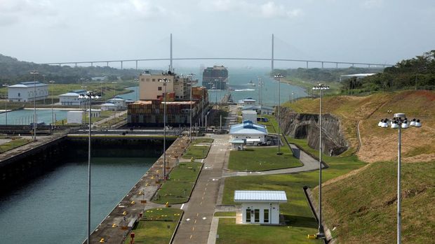 Pemandangan umum menunjukkan kapal kontainer kargo melintasi Agua Clara Locks di Terusan Panama, di pinggiran Kota Panama, Panama, 11 April 2024. (REUTERS/Aris Martinez/Foto File)