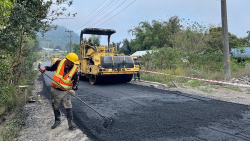 Pembukaan akses jalan menuju lokasi proyek pembangunan PLTP Mataloko di Kabupaten Ngada, Nusa Tenggara Timur (NTT). (Foto: Dok. Istimewa)
