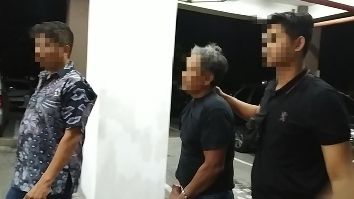 Penampakan NK saat diamankan polisi dan digelandang menuju gedung Ditreskrimum Polda Jatim