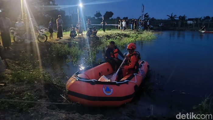 Pencarian anak hilang usai perahu yang mereka tumpangi terbalik.