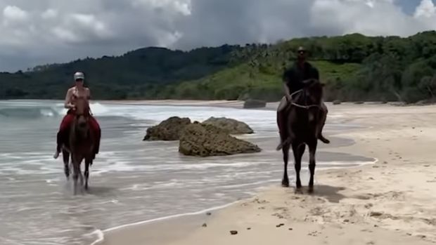 Penyanyi Usher memamerkan momen liburan bersama keluarga kecilnya di Bali. (Tangkapan layar Usher)