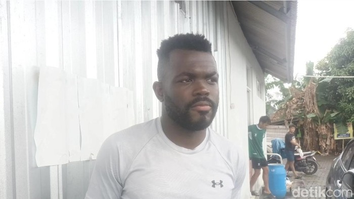 Penyerang PSIS asal Burundi, Sudi Abdallah usai latihan di lapangan Wisesa, Mranggen, Sabtu (1/2/2025).