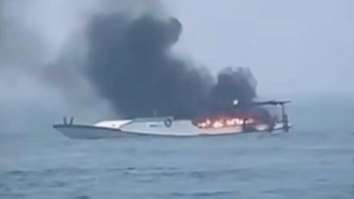 Perahu Tanis Cargo yang mengangkut pasir dan semen terbakar saat berlayar di perairan Kusamba, Kecamatan Dawan, Klungkung, Bali, Sabtu (1/2/2025). (Foto: Istimewa)
