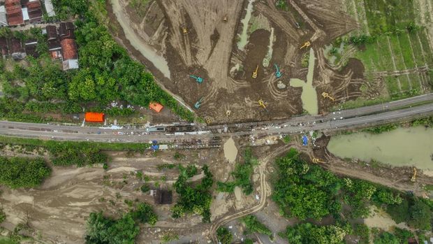 Perbaikan jalur terdampak banjir di Grobogan dengan konstruksi temporary bridge