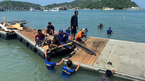 Personel Korpolairud Baharkam Polri, Satpolairud Polres Manggarai Barat, dan nelayan memperbaiki dermaga apung yang rusak diterjang gelombang di perairan Labuan Bajo, Manggarai Barat, NTT,  Sabtu (1/2/2025). (Foto: Dok. Humas Polres Manggarai Barat)