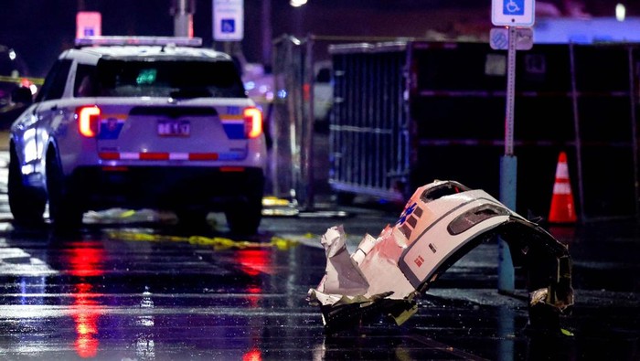 Pesawat Jatuh di Area Padat Penduduk di Philadelphia, AS Emergency personnel work to retrieve the body of a victim from the roof a building in the aftermath of a plane crash in Philadelphia, Pennsylvania, U.S., January 31, 2025. REUTERS/Rachel Wisniewski