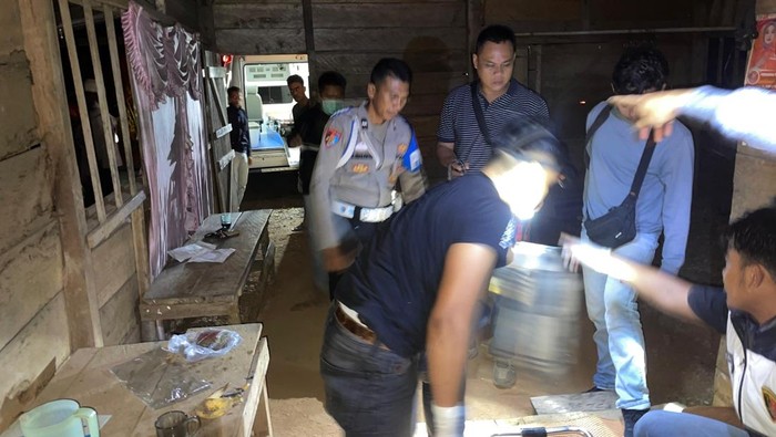 Petani di Bengkulu Utara bacok rekan karena tak terima penghasilan dibagi dua.