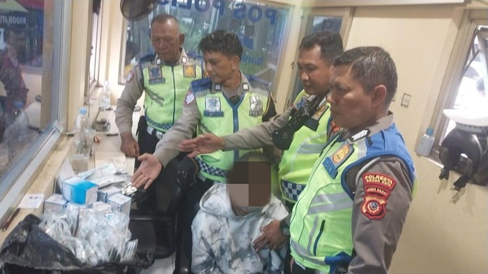 Polisi amankan ribuan tramadol yang dibawa pemotor di Kota Bogor.