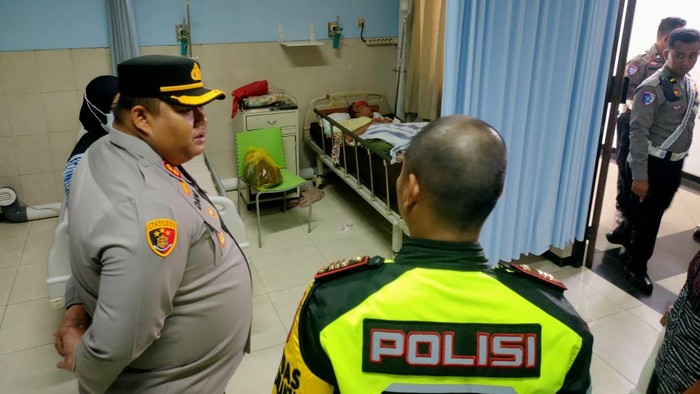 Polisi jenguk korban kecelakaan bus di exit Tol Purwodadi.