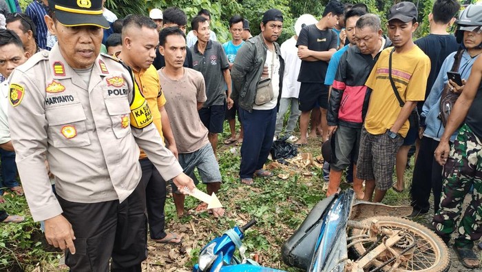 Polisi mengecek lokasi penemuan korban tewas di OKU.