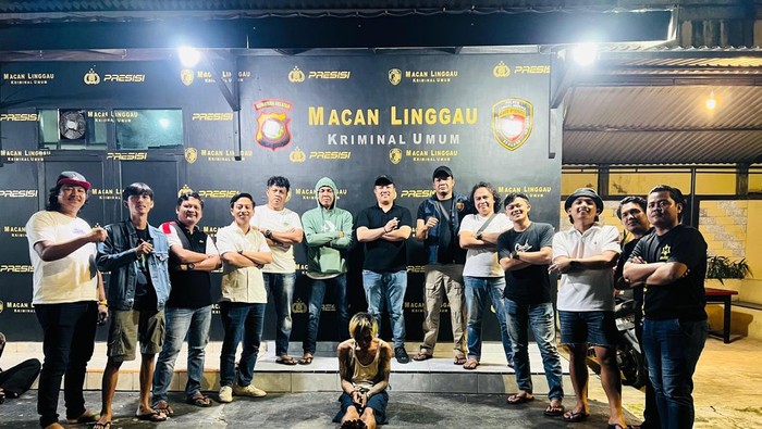 Polisi saat menangkap pria di Lubuklinggau yang simpan ganja.