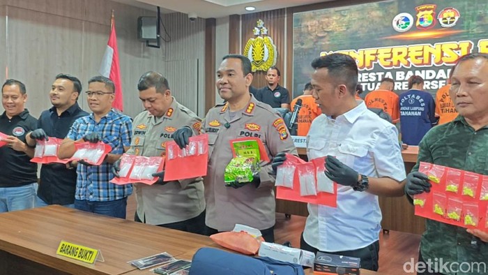 Polisi saat menunjukkan barang bukti yang didapat dari penggerebekan gudang penyimpanan narkoba di Lampung.