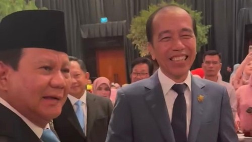 Presiden Prabowo dan Jokowi saat bercanda bahas cawe-cawe