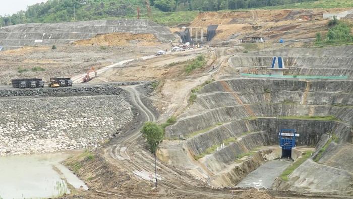 Progres pembangunan Bendungan Bagong Trenggalek Sejumlah pekerja mengoperasikan alat berat untuk mempercepat Proyek Bendungan Bagong, Trenggalek, Jawa Timur, Jumat (31/1/2025). Proyek strategis nasional senilai Rp1,67 triliun yang telah dimulai sejak Desember 2020 itu awalnya ditarget tuntas pada Desember 2024 namun hingga kini progresnya baru tercapai 67 persen akibat terkendala pembebasan lahan. ANTARA FOTO/Destyan Sujarwoko/foc.