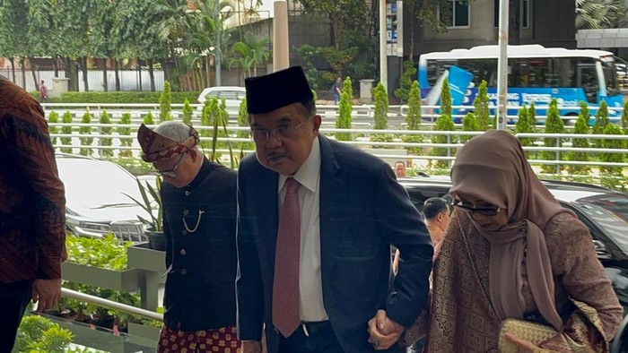 Putra dari politikus PAN Hatta Rajasa, Rasyid Rajasa, menikahi cucu dari Wakil Presiden ke 10 dan ke 12 Jusuf Kalla, Tamara Kalla. Acara akad nikah dihadiri oleh Menteri Desa dan Pembangunan Daerah Tertinggal, Yandri Susanto.