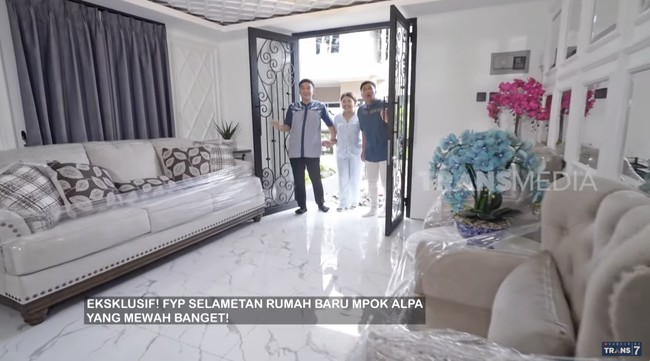 Kombinasi warna hitam-putih terasa kental, dari eksterior hingga interior. Tampil di FYP Trans7, Mpok Alpa mengatakan dirinya yang mendesain rumah tersebut. (Foto: YouTube/Trans7 Official)