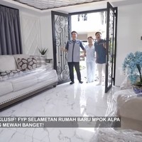 Kombinasi warna hitam-putih terasa kental, dari eksterior hingga interior. Tampil di FYP Trans7, Mpok Alpa mengatakan dirinya yang mendesain rumah tersebut. (Foto: YouTube/Trans7 Official)