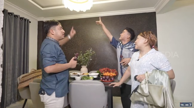 Lampu gantung menjadi bagian penting di rumah Mpok Alpa. Tampilannya  mewah tapi harga tidak sampai puluhan juta rupiah. Ini beli online, harganya Rp 800.000, kata Mpok Alpa tentang lampu di ruang makan. (Foto: YouTube/Trans7 Official)