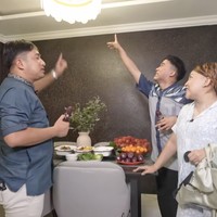 Lampu gantung menjadi bagian penting di rumah Mpok Alpa. Tampilannya  mewah tapi harga tidak sampai puluhan juta rupiah. Ini beli online, harganya Rp 800.000, kata Mpok Alpa tentang lampu di ruang makan. (Foto: YouTube/Trans7 Official)