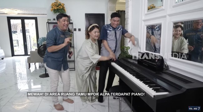 Rumah belum sepenuhnya terisi. Namun, ia memastikan piano sudah mengisi ruang keluarga. (Foto: YouTube/Trans7 Official)