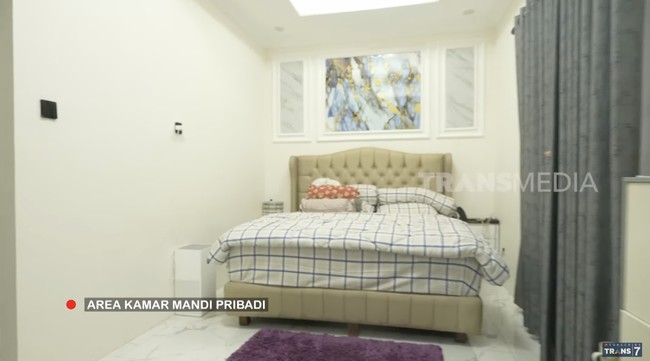 Kamar utama hadir dalam warna krem yang lembut sehingga membuat suasana lebih lapang meski ukurannya tak terlalu luas. (Foto: YouTube/Trans7 Official)
