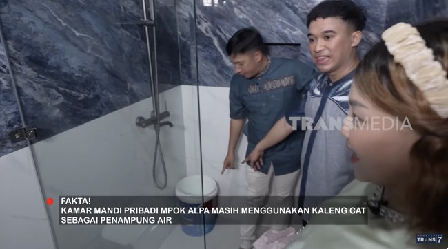 Kamar mandi boleh terlihat mewah, tapi Mpok Alpa rupanya tak bisa hidup tanpa ember. (Foto: YouTube/Trans7 Official)
