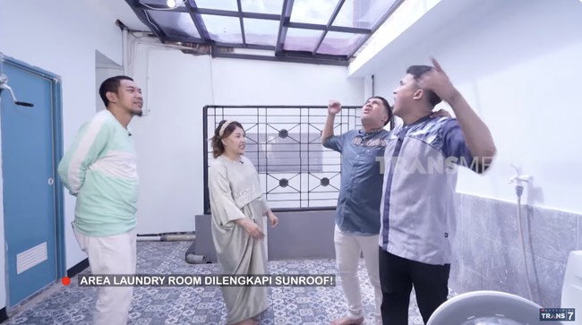 Area terbuka di atas dimanfaatkan untuk laundry room alias tempat untuk mencuci dan menjemur. (Foto: YouTube/Trans7 Official)