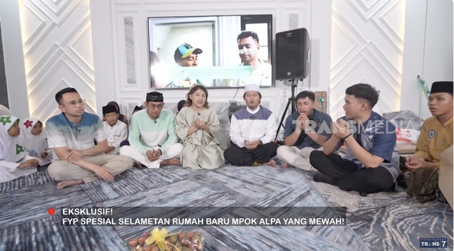 Permainan lighting ikut memberi nuansan mewah di kediaman baru Mpok Alpa. (Foto: YouTube/Trans7 Official)