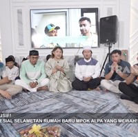 Permainan lighting ikut memberi nuansan mewah di kediaman baru Mpok Alpa. (Foto: YouTube/Trans7 Official)