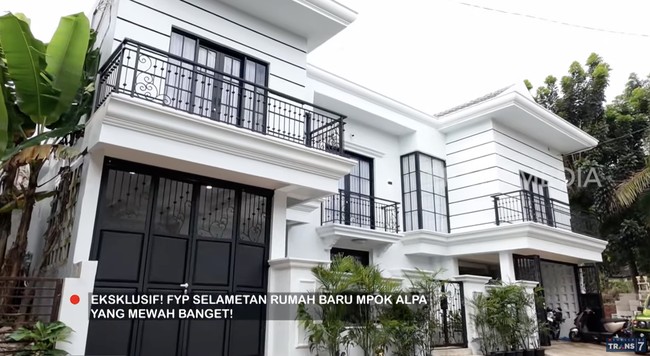 Inilah tampak depan rumah baru Mpok Alpa. Dari bagian facad, terlihat jelas bahwa rumah tersebut bergaya American-classic. (Foto: YouTube/Trans7 Official)