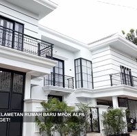 Inilah tampak depan rumah baru Mpok Alpa. Dari bagian facad, terlihat jelas bahwa rumah tersebut bergaya American-classic. (Foto: YouTube/Trans7 Official)